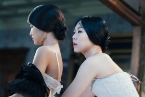 THE HANDMAIDEN, (aka AH-GA-SSI), l-r: KIM Tae-ri, KIM Min-hee,  2016. ©Magnolia Pictures/courtesy Everett Collection