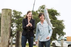 ONE MISSISSIPPI, l-r: Stephanie Allynne, Tig Notaro in 'Kiss Me and Smile For Me' (Season 2, Episode 3, aired September 8, 2017). ph: Jessica Brooks/©Amazon/courtesy Everett Collection