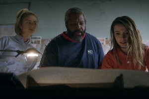 TEENAGE BOUNTY HUNTERS (L to R) MADDIE PHILLIPS as STERLING WESLEY, KADEEM HARDISON as BOWSER SIMMONS, and ANJELICA BETTE FELLINI as BLAIR WESLEY in episode 103 of TEENAGE BOUNTY HUNTERS Cr. Courtesy of Netflix © 2020